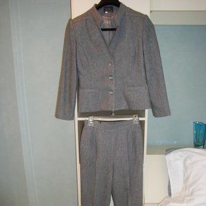 Patty Woodard Virgin Wool Blazer and Pant Suit Size 8